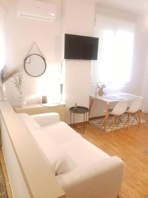Beautiful Downtown Studio! อิโออันนินา ภายนอก รูปภาพ